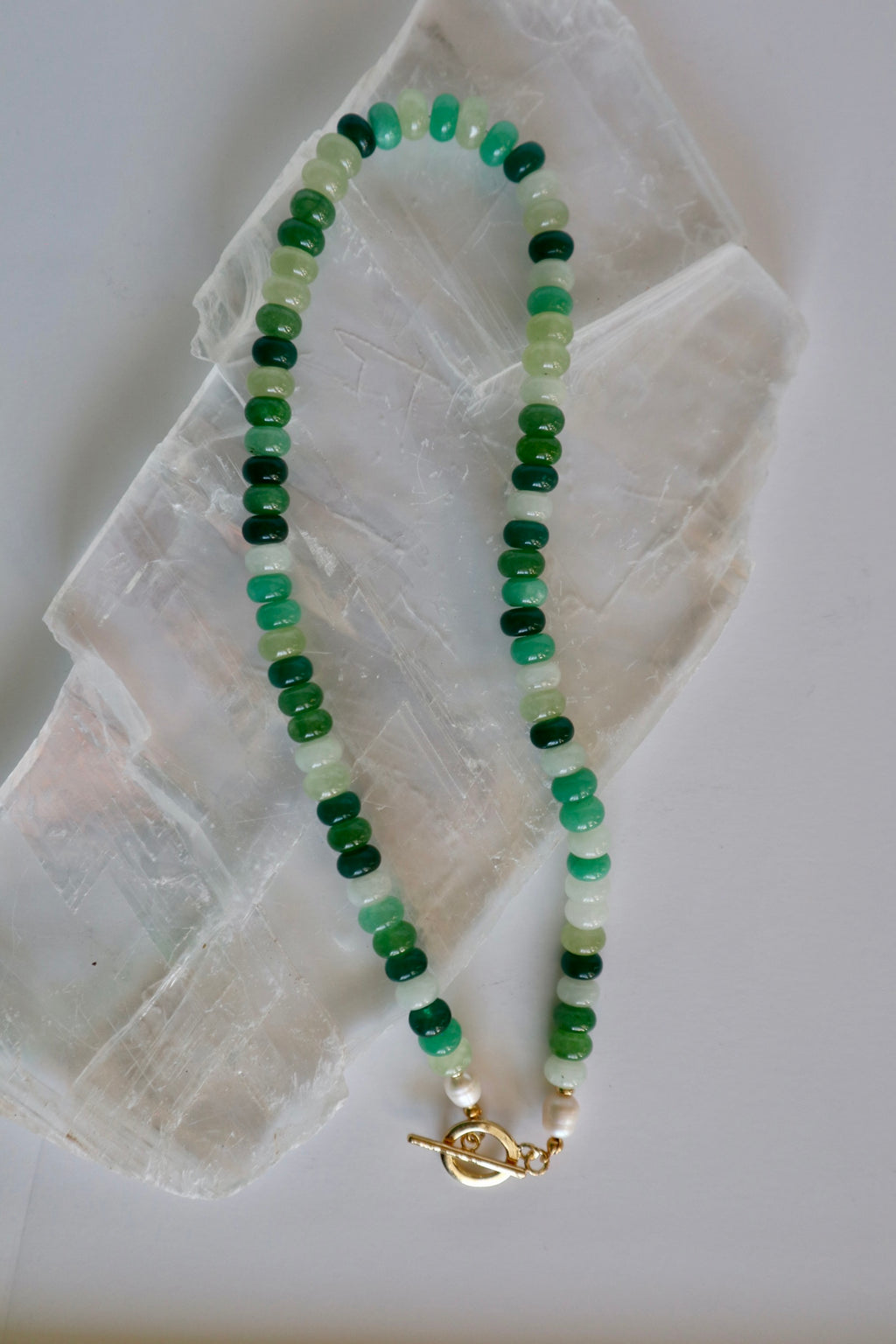 Verdelle – Green Jade and Pearl Necklace with Gold Toggle